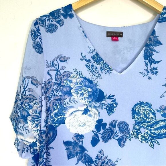 Vince Camuto floral print top with v-neckline and short sleeves - Picture 5 of 9